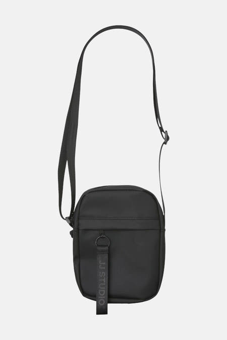 Zwarte schoudertas van ACCESSORIES BY JACK & JONES, met een verstelbare band en een logo-detail.