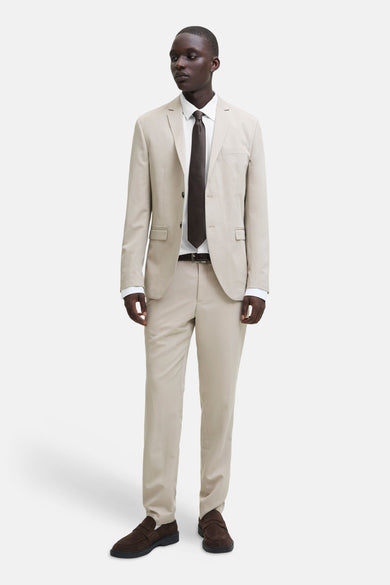 Wit overhemd van PREMIUM by JACK & JONES, met lange mouwen en een klassieke kraag, gedragen onder een beige pak.