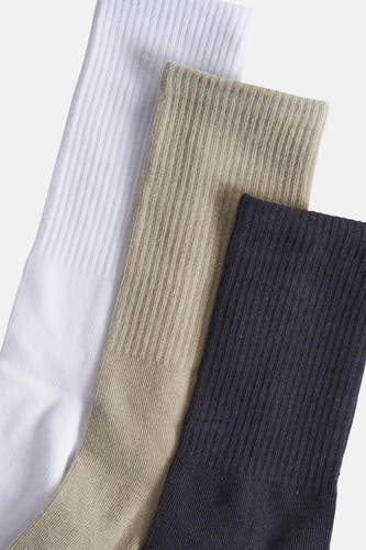 Meerkleurige sokken multipack van ACCESSORIES BY JACK & JONES met een geribbelde textuur in wit, beige en donkerblauw.
