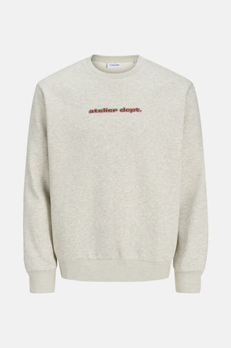 Grijze sweater van ORIGINALS BY JACK & JONES met rode 'atelier dept.' belettering op de borst.