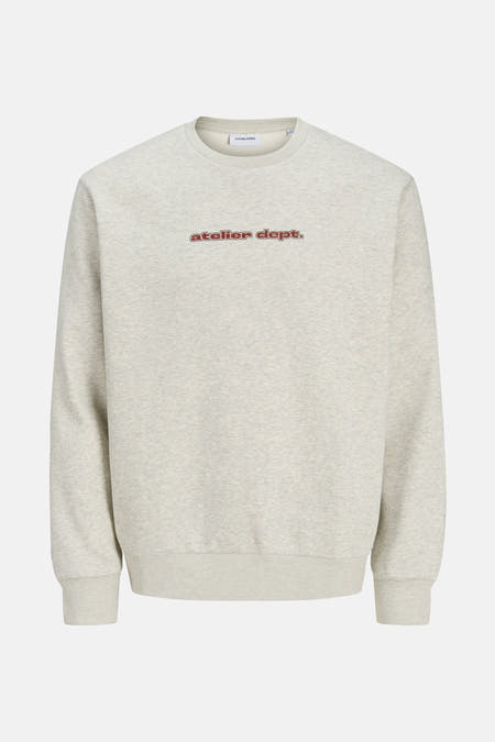 Grijze sweater van ORIGINALS BY JACK & JONES met rode 'atelier dept.' belettering op de borst.