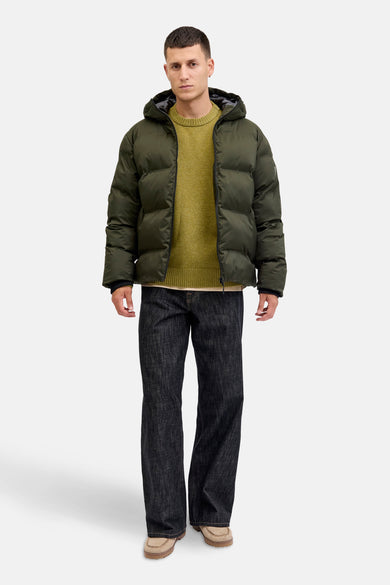 Manteau vert court de CORE BY JACK & JONES, porté avec un pull marron et des jeans foncés.