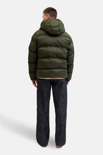 Korte groene jas van CORE BY JACK & JONES, met capuchon, gecombineerd met donkere jeans.