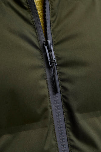 Groene korte jas van CORE BY JACK & JONES, met zwarte rits en een geel detail in de nek.
