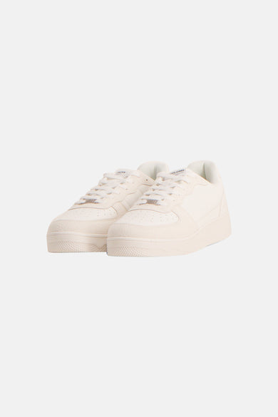 Baskets blanches d'ACCESSORIES BY JACK & JONES, avec des accents en daim et une semelle plate, en vue de côté.
