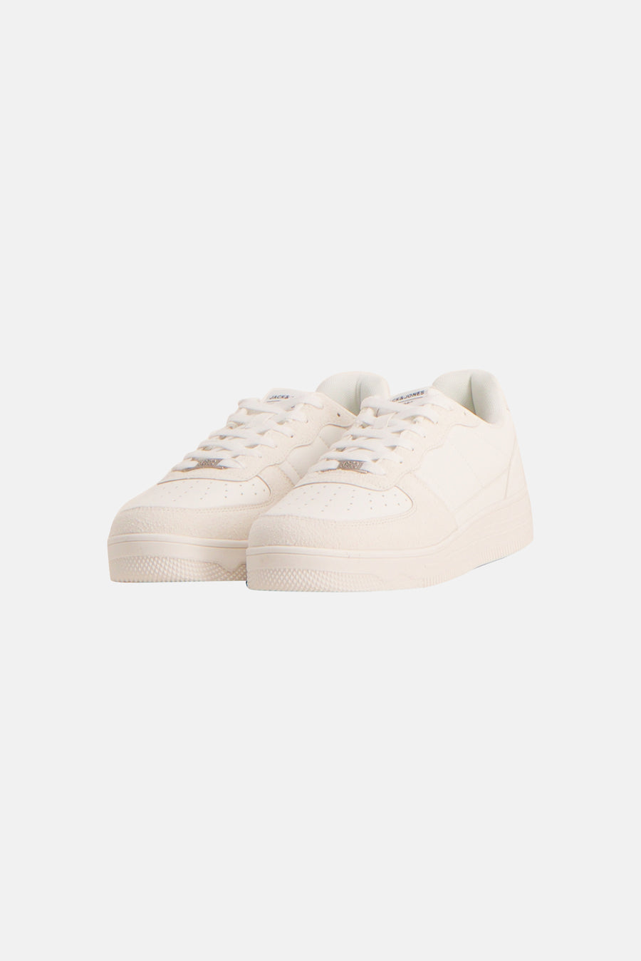 Baskets blanches d'ACCESSORIES BY JACK & JONES, avec des accents en daim et une semelle plate, en vue de côté.