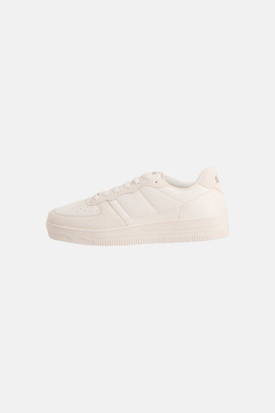 Witte sneakers van ACCESSORIES BY JACK & JONES, met suède accenten en een platte zool, in een zij-aanzicht.