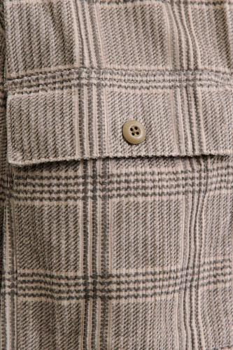 Chemise beige à manches longues de PREMIUM BLUE par JACK & JONES, avec un motif à carreaux et une poche à bouton.