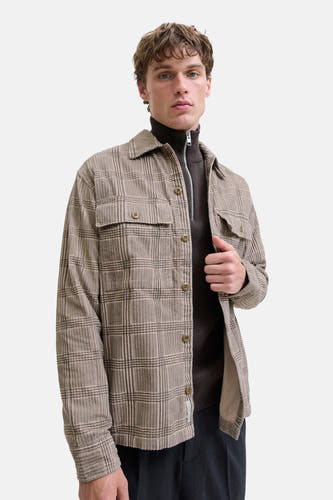 Chemise beige à longues manches de PREMIUM BLUE par JACK & JONES, motif rayé, portée sur une veste brune.