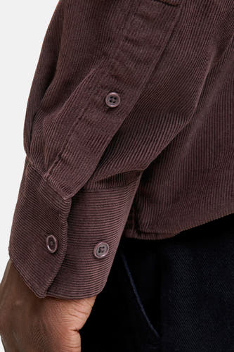 Bruin corduroy overhemd met lange mouwen van PREMIUM BLUE by JACK & JONES, close-up van mouw en knopen.