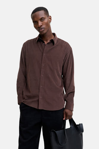 Bruin, lange mouwen hemd van PREMIUM BLUE by JACK & JONES, gedragen met zwarte broek en tas.