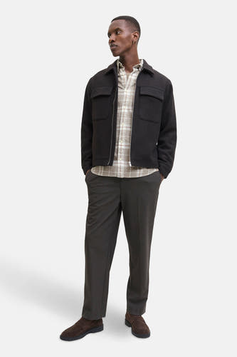 Beige overhemd met lange mouwen van PREMIUM BLUE by JACK & JONES, met een ruitjespatroon en gedragen onder een donker jasje.