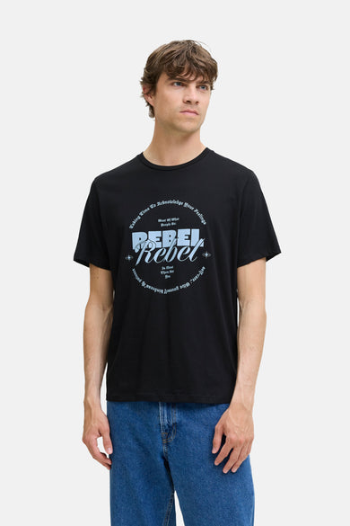 T-shirt noir à manches courtes de JJREBEL, avec un col rond et une impression textuelle.