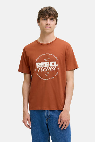T-shirt marron à manches courtes de JJREBEL, avec une impression graphique en blanc.