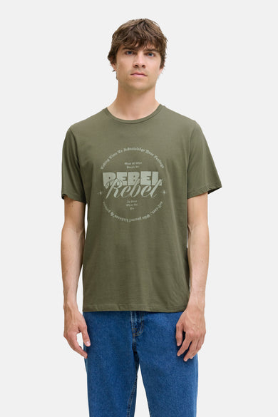 T-shirt vert avec manches courtes de JJREBEL, col rond et impression texte, associé à un jean bleu.