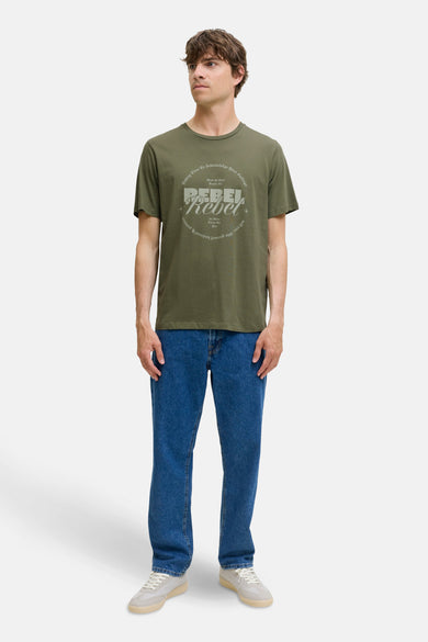 T-shirt vert avec manches courtes de JJREBEL, avec un col rond et une impression textuelle.