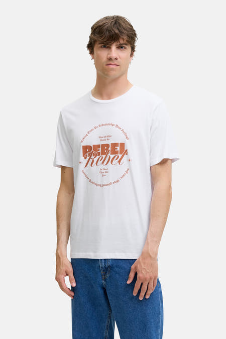Wit T-shirt met korte mouwen van JJREBEL, met een bruine tekstprint in een cirkel rond de borst.