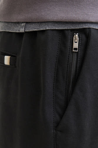 Zwarte broek van JACK & JONES JEANS INTELLIGENCE met een ritssluiting op de zak en een detail op de zak.