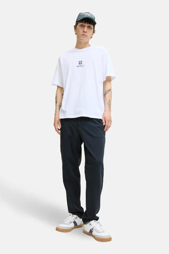 Blauwe broek van JACK & JONES JEANS INTELLIGENCE, gecombineerd met een wit T-shirt en witte sneakers.