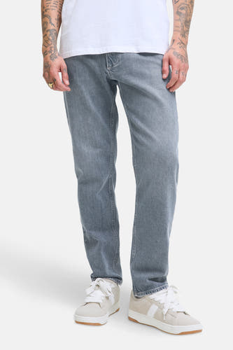 Lichtgrijze tapered jeans van JACK & JONES JEANS INTELLIGENCE, met witte sneakers en een wit T-shirt.