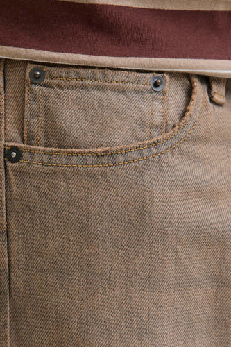 Jean brut large de JACK & JONES JEANS INTELLIGENCE, avec des poches et une partie supérieure rayée marron.