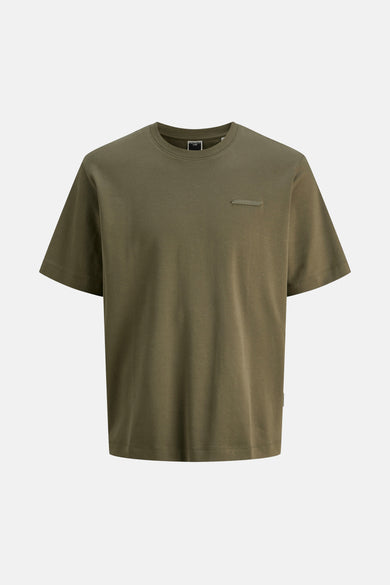 T-shirt Kaki à manches courtes de CORE by JACK & JONES, avec un petit détail de logo sur la poitrine.