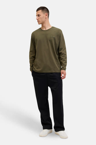 Gilet de kaki de CORE BY JACK & JONES, avec des manches longues, un pantalon noir et des baskets blanches.