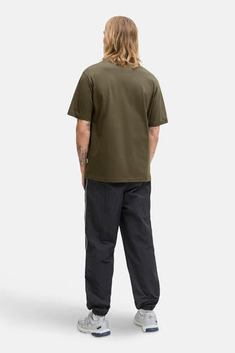 T-shirt vert de mantes courtes CORE JACK Jack & JONES,, dos dosé associé avec un pantalon noir.