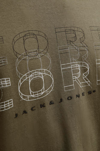 T-shirt vert de mantes courtes man CORE par JACK & JONES, avec un imprimé graphique du logo.