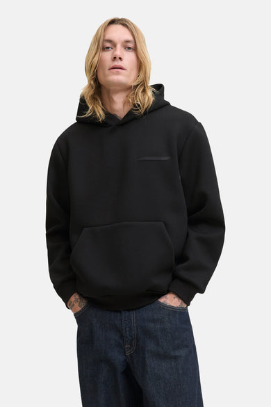Gilet noir avec capuche de CORE BY JACK & JONES, avec une poche à l'avant et des détails sur la poitrine.