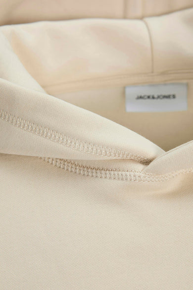 Beige sweater met kap van PREMIUM BLUE by JACK & JONES, close-up van de hals en het label.