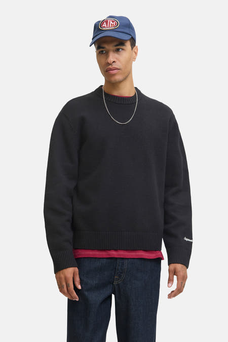 Zwarte trui met ronde hals van ORIGINALS BY JACK & JONES, met een rode onderlaag en een zilveren ketting.