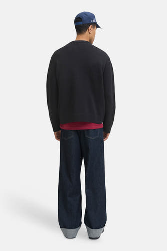 Zwarte trui met ronde hals van ORIGINALS BY JACK & JONES, met lange mouwen en een rode t-shirt onder.