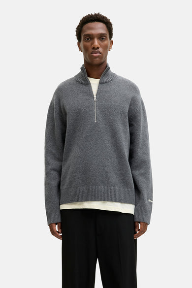 Grijze trui met ronde hals van ORIGINALS BY JACK & JONES, met zilverkleurige ritssluiting en gedragen over een wit T-shirt.