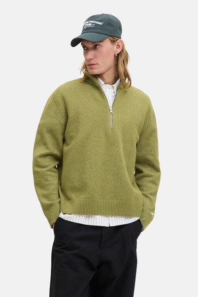 T-shirt vert avec col rond d'ORIGINALS BY JACK & JONES, avec une fermeture à glissière argentée et un chemisier rayé en dessous.