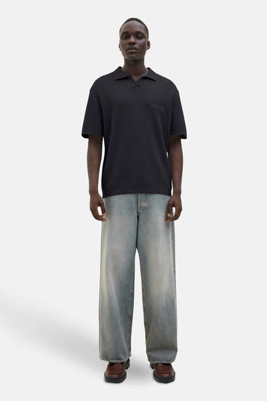 Zwarte trui van ORIGINALS BY JACK & JONES, gecombineerd met wijde jeans en leren loafers.