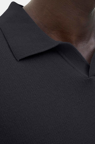 Sweat-shirt noir d'ORIGINALS BY JACK & JONES, avec une fine texture trée et un col ouvert, gros plan.