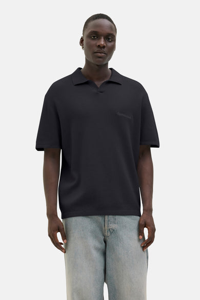 Zwarte trui van ORIGINALS BY JACK & JONES, met korte mouwen en gedragen met een blauwe jeans.