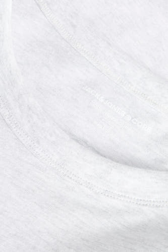 T-shirt gris à manches courtes de CORE BY JACK & JONES, avec détail d'étiquette au col.