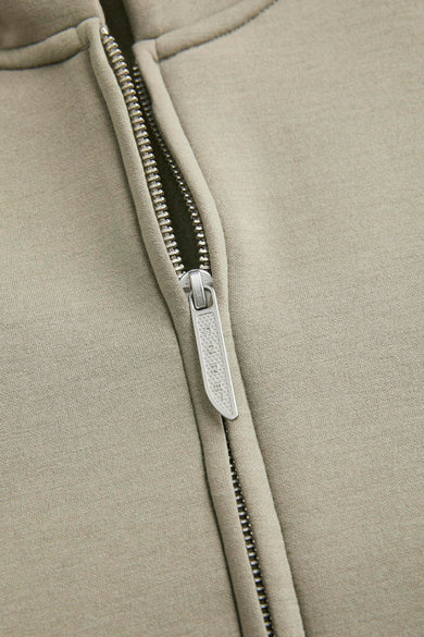 Groene sweatergilet van CORE BY JACK & JONES, met een zilverkleurige ritssluiting en fijne stoftextuur.
