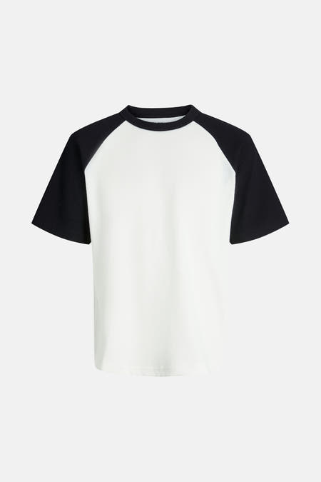 Zwart T-shirt met korte mouwen van CORE by JACK & JONES, geribbelde stof met zwarte raglanmouwen.