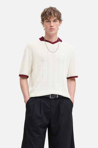 Ecru polo met korte mouwen van ORIGINALS BY JACK & JONES, met contrasterende bordeauxrode boorden en een zilveren ketting.
