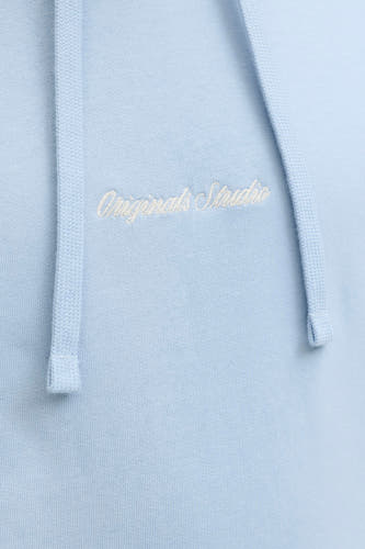Pull en maille bleu clair à capuche de ORIGINALS BY JACK & JONES, avec broderie blanche 'Originals Studio' sur la poitrine et cordons de serrage.
