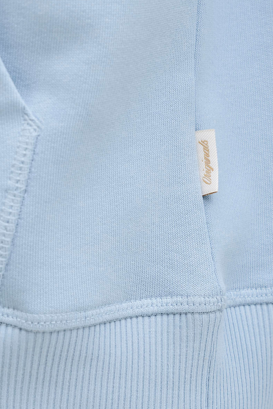Pull bleu de ORIGINALS BY JACK & JONES avec un bord-côte fin et une étiquette tissée 'Originals' sur le côté.