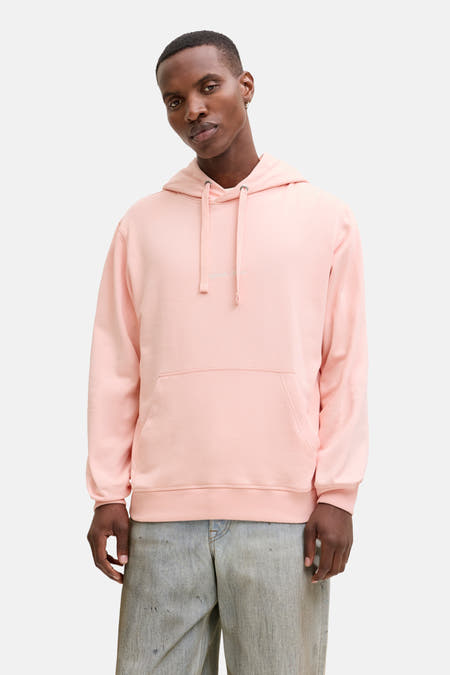 Roze hoodie van ORIGINALS BY JACK & JONES, met buidelzak en gedragen met grijze jeans.
