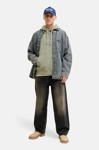 Groene sweater met kap van ORIGINALS BY JACK & JONES, gedragen onder een blauw denim overhemd en wijde zwarte jeans.