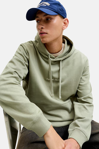 Sweat à capuche vert de ORIGINALS BY JACK & JONES, avec cordons de serrage et casquette bleu foncé.