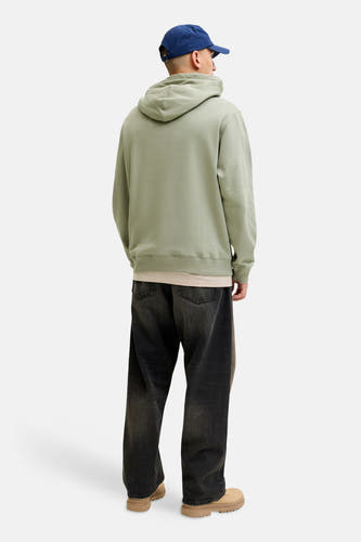 Sweat à capuche vert d'ORIGINALS BY JACK & JONES, vu de dos, avec un pantalon foncé et une casquette bleue.