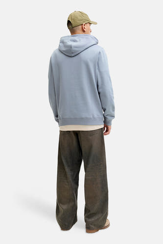 Pull à capuche bleu de ORIGINALS BY JACK & JONES, vu de dos, avec un jean décontracté et une casquette kaki.