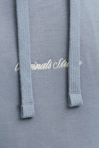 Sweat à capuche bleu de ORIGINALS BY JACK & JONES, avec détails d'inscription blancs et cordons de serrage.